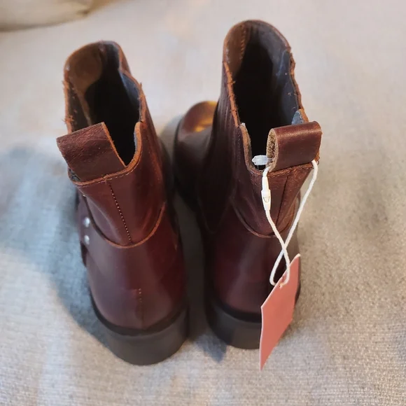 Cruza Deep Brown Ankle Boots with Elastic Panels and Low Stacked Heel Sz 39/8.5